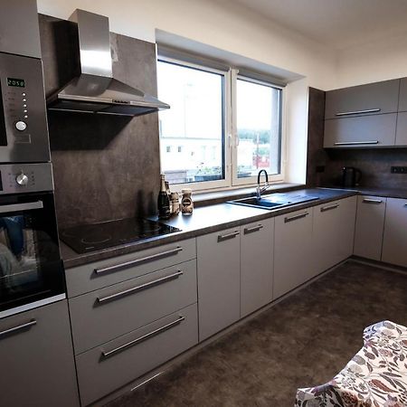טרוטנוב Apartman Devade Se Dvema Loznicemi A Wifi Pripojenim מראה חיצוני תמונה