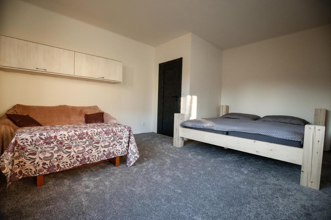 טרוטנוב Apartman Devade Se Dvema Loznicemi A Wifi Pripojenim מראה חיצוני תמונה