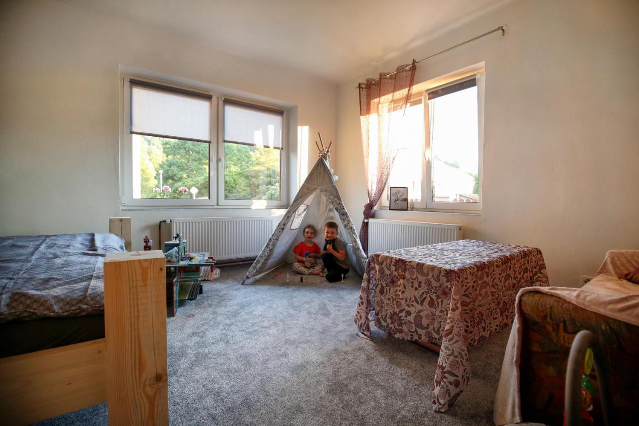 טרוטנוב Apartman Devade Se Dvema Loznicemi A Wifi Pripojenim מראה חיצוני תמונה