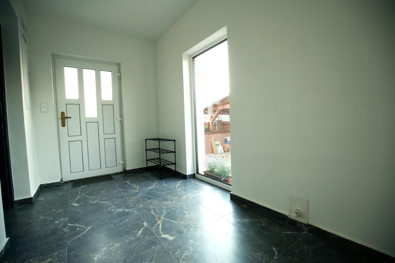 טרוטנוב Apartman Devade Se Dvema Loznicemi A Wifi Pripojenim מראה חיצוני תמונה